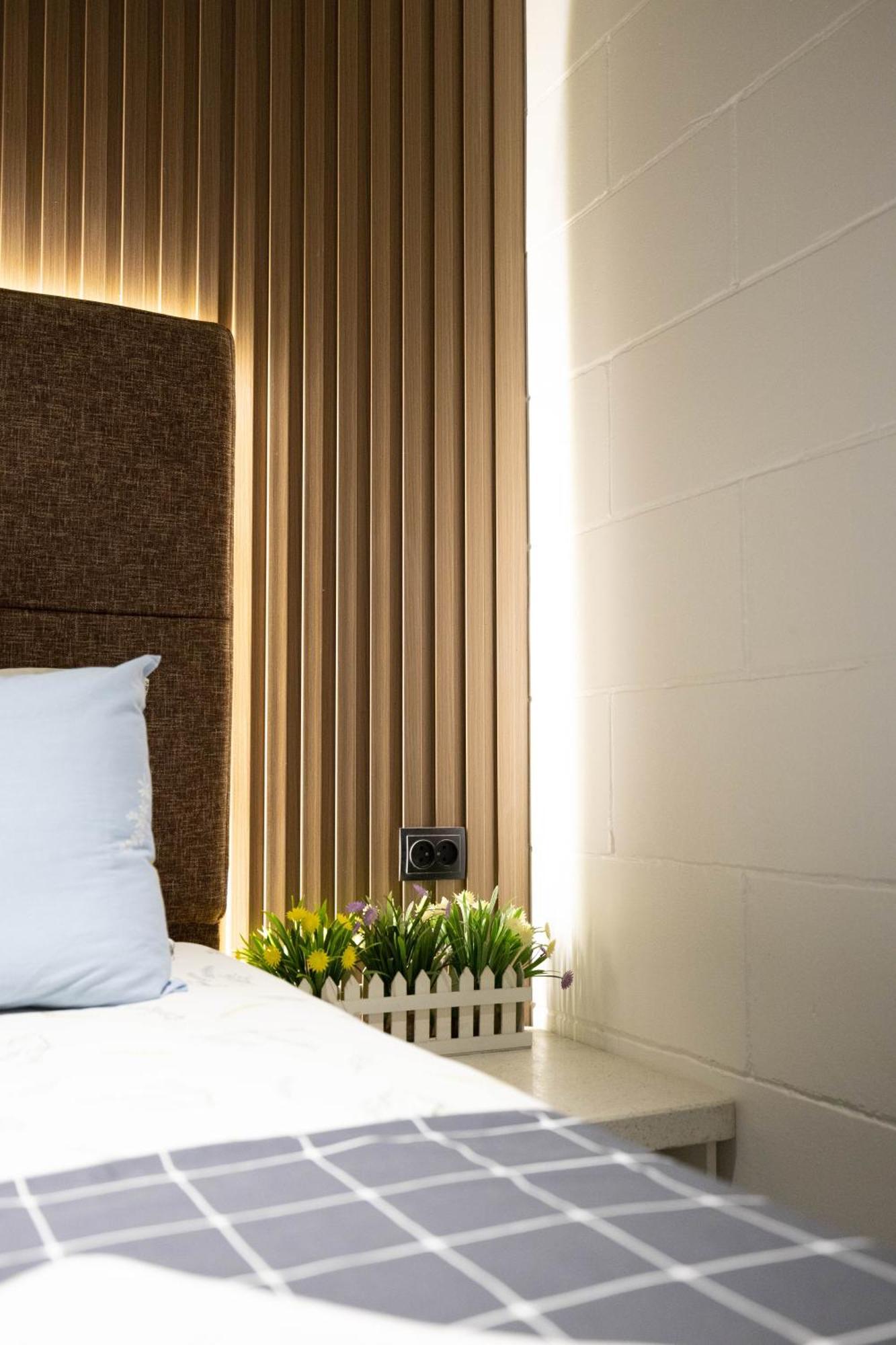 Local Hotel Tashkent Bagian luar foto