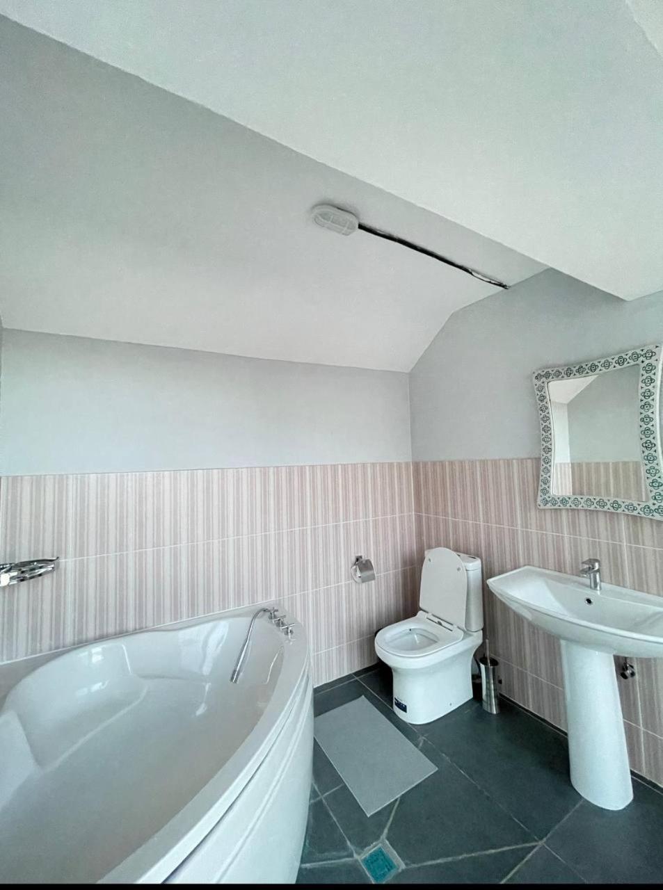 Local Hotel Tashkent Bagian luar foto