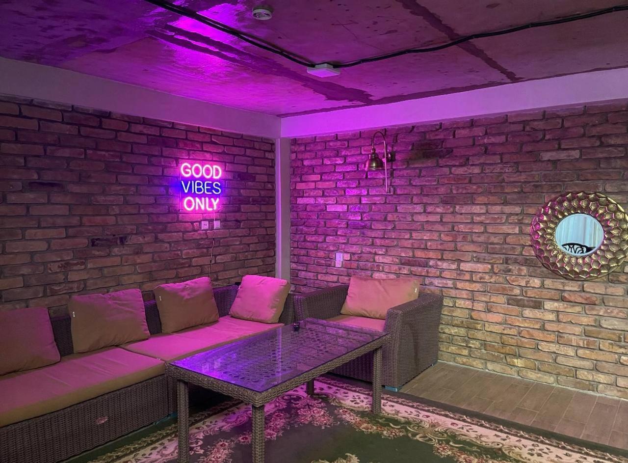 Local Hotel Tashkent Bagian luar foto